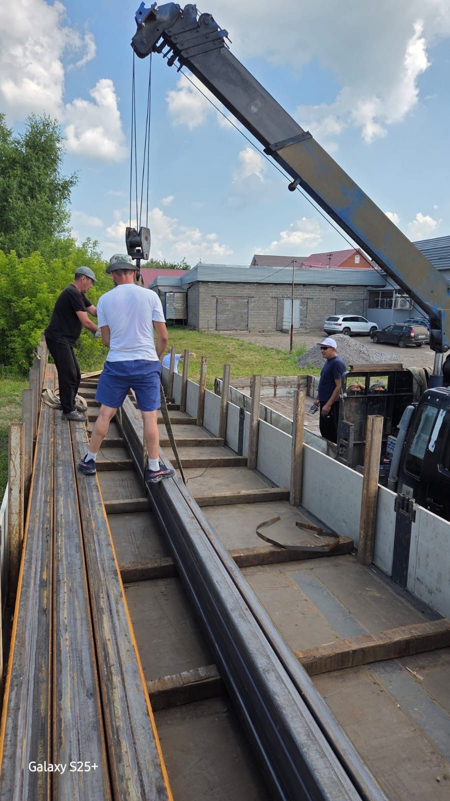 Установка колонн на зимней площадке